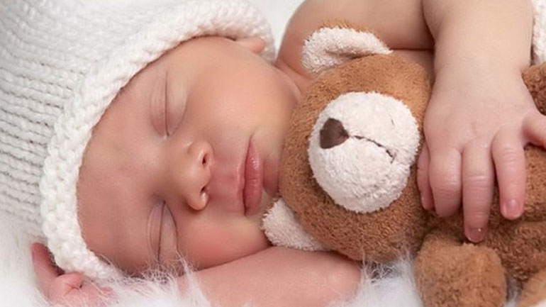 Αναγνωρίστε τα σημάδια νύστας του μωρού σας και βάλτε το για ύπνο